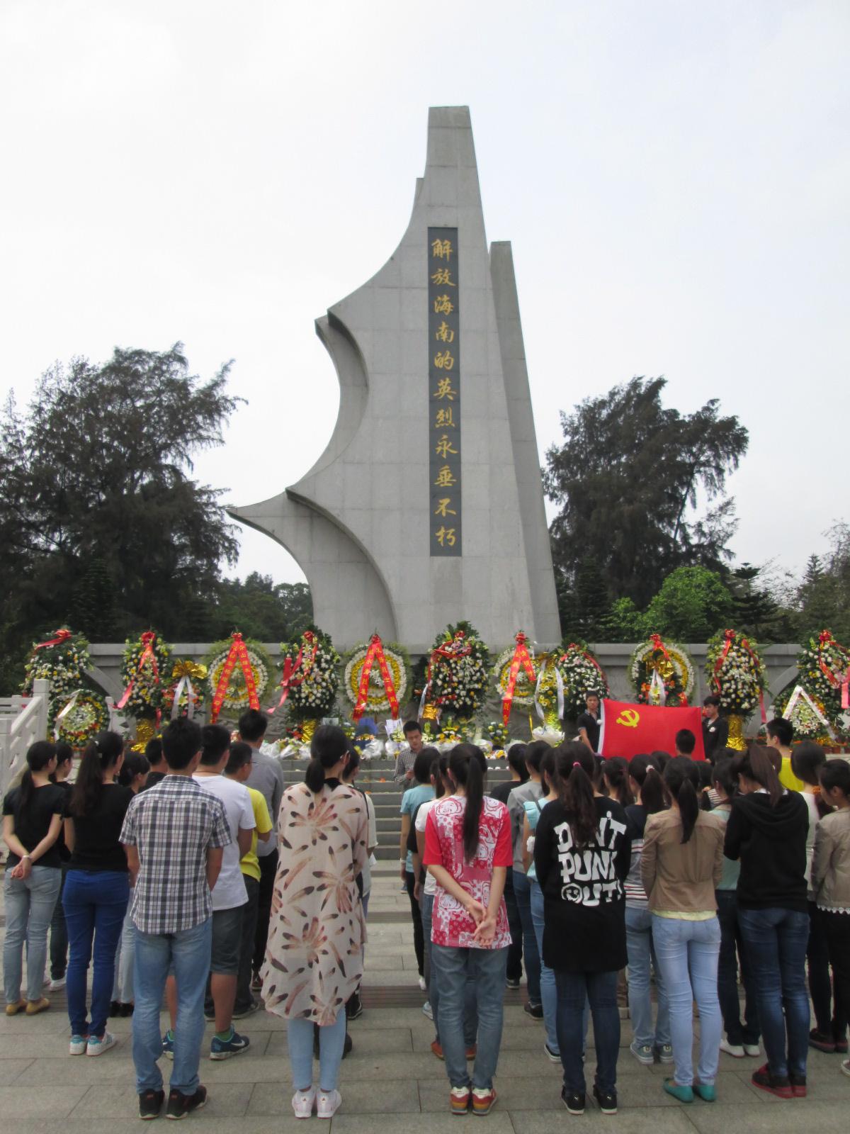 缅怀先烈，铭记历史――记经济与管理学院第一学生党支部“清明节扫墓”活动