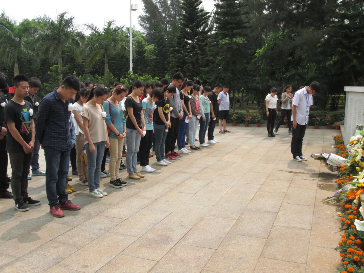 缅怀先烈，铭记历史――记经济与管理学院第一学生党支部“清明节扫墓”活动