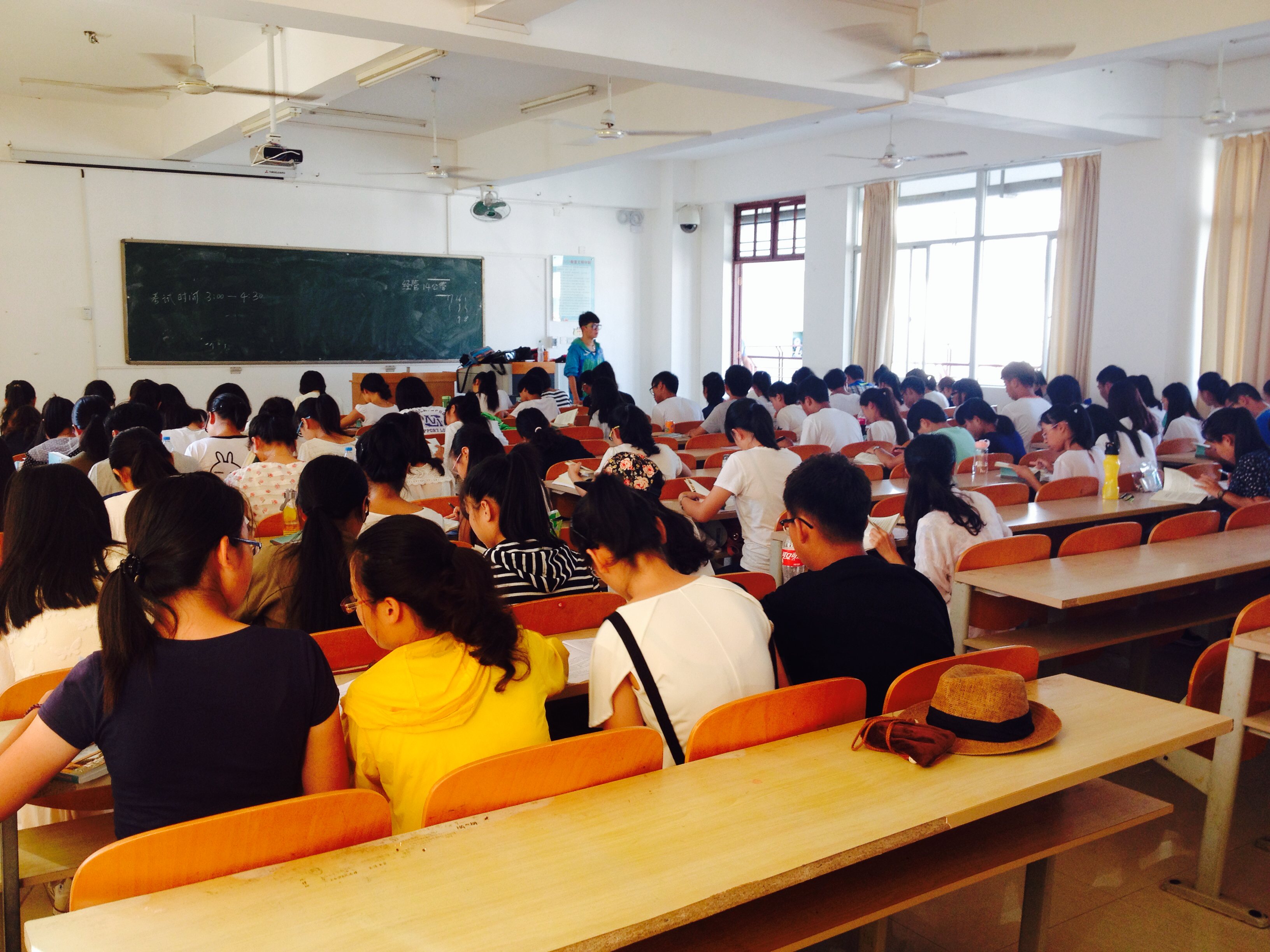 无规矩不成方圆――记经济与管理学院新生校纪校规考试