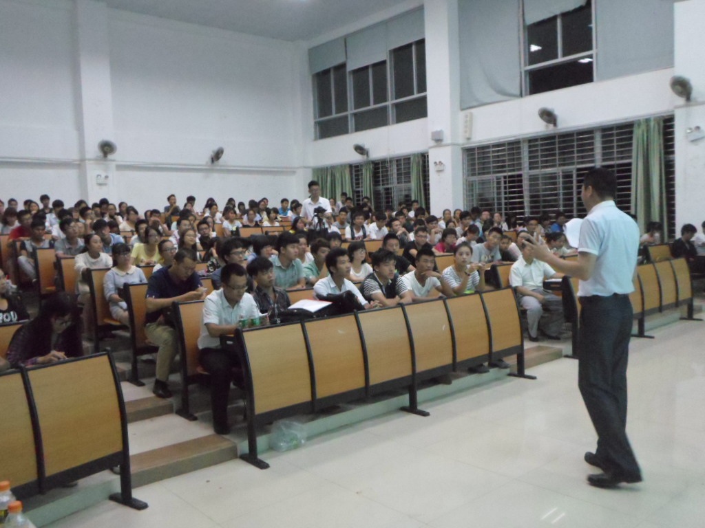   走近营销  提升能力――记海口首届大学生营销大赛星空游戏官方专场培训 