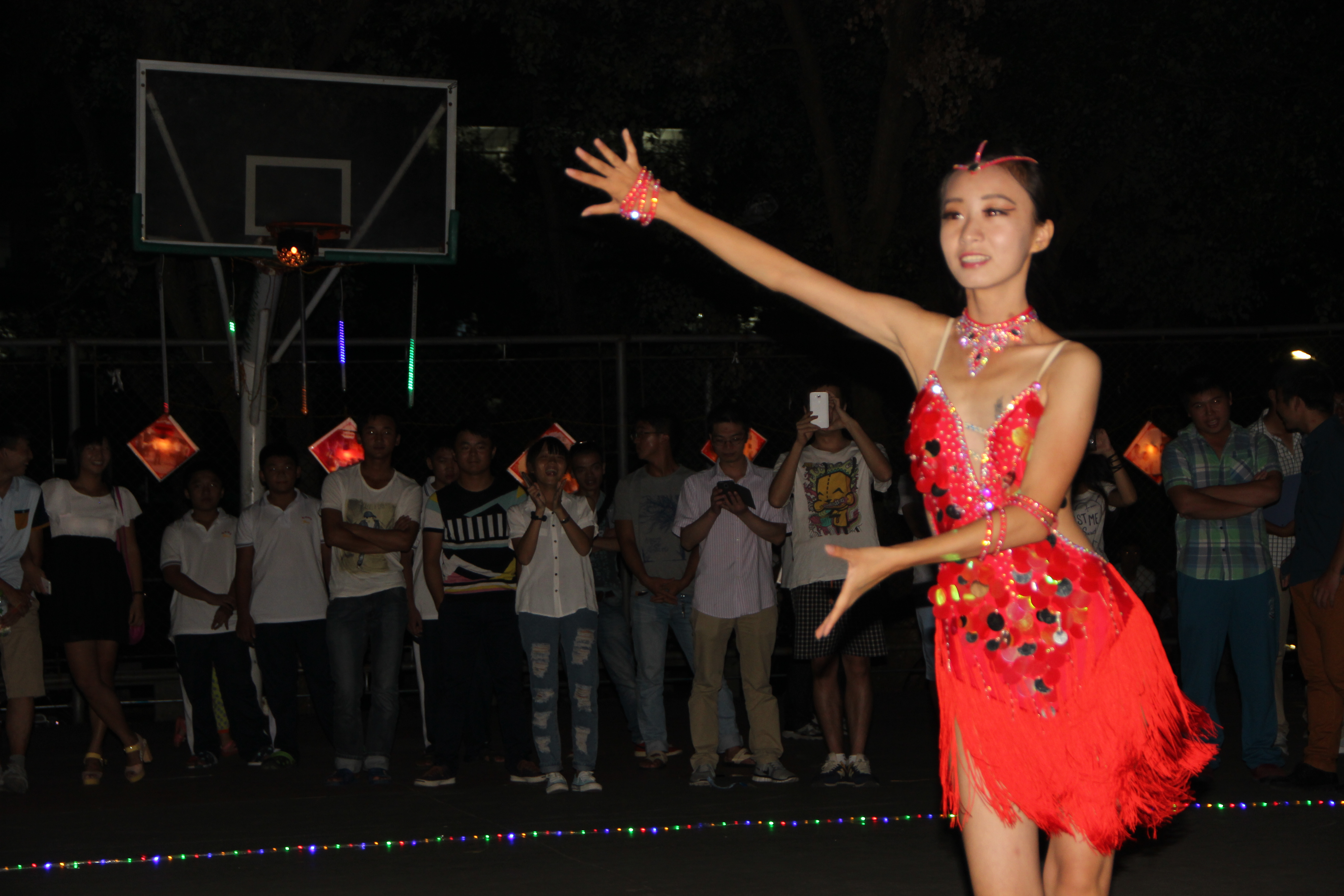 舞见奇谭――记物电学院扫盲舞会 