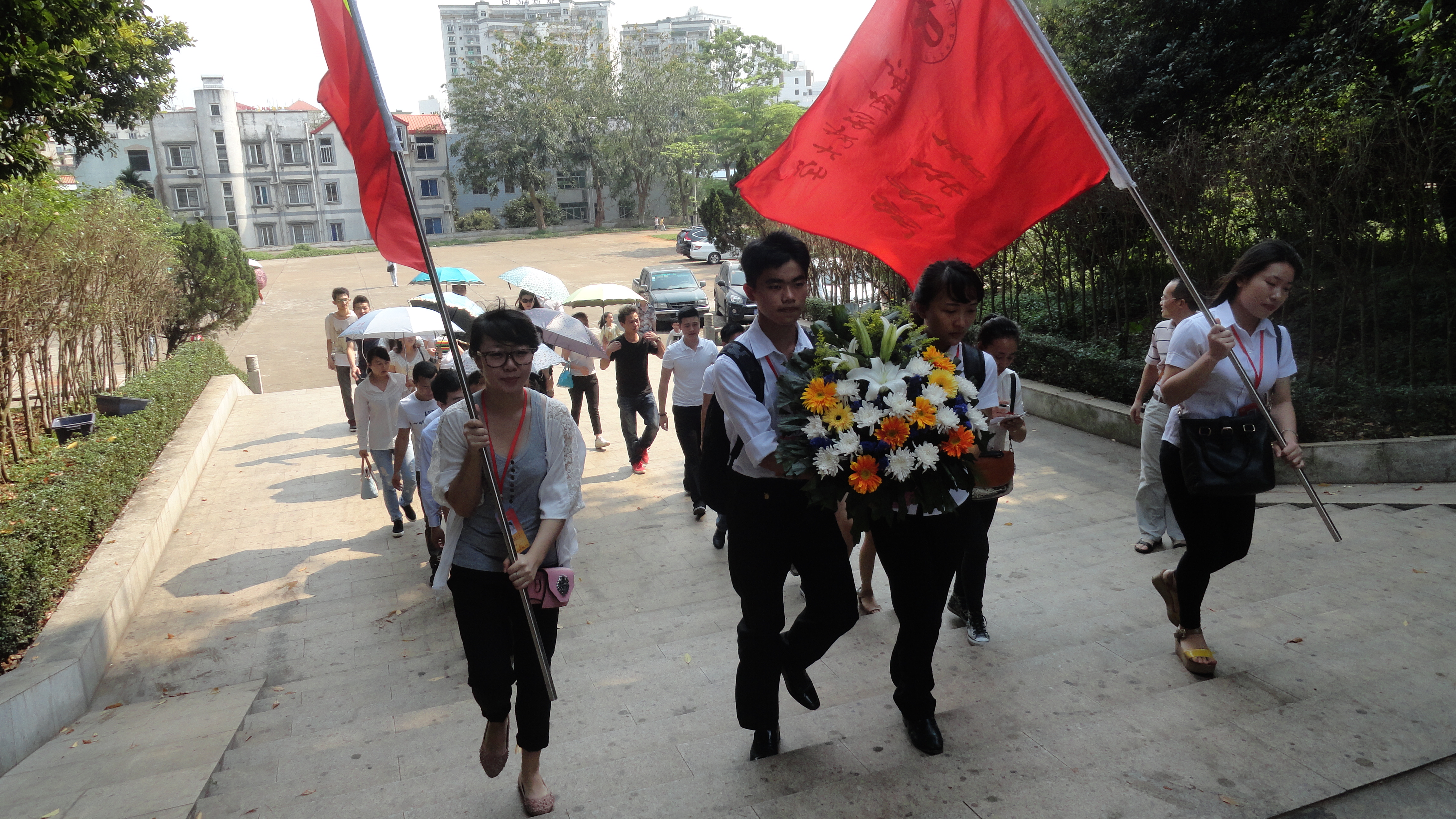 缅怀革命先烈，弘扬爱国精神――记音乐学院赴金牛岭烈士陵园开展扫墓活动