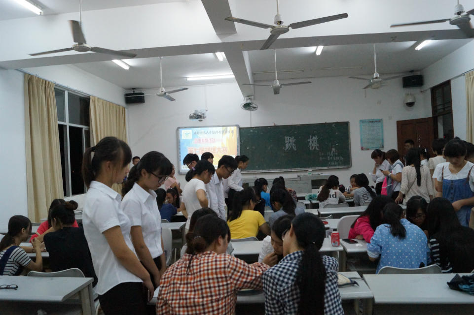 扬棋牌传统 筑文化强梦――记经济与管理学院“三走”系列活动之第七届棋牌大赛