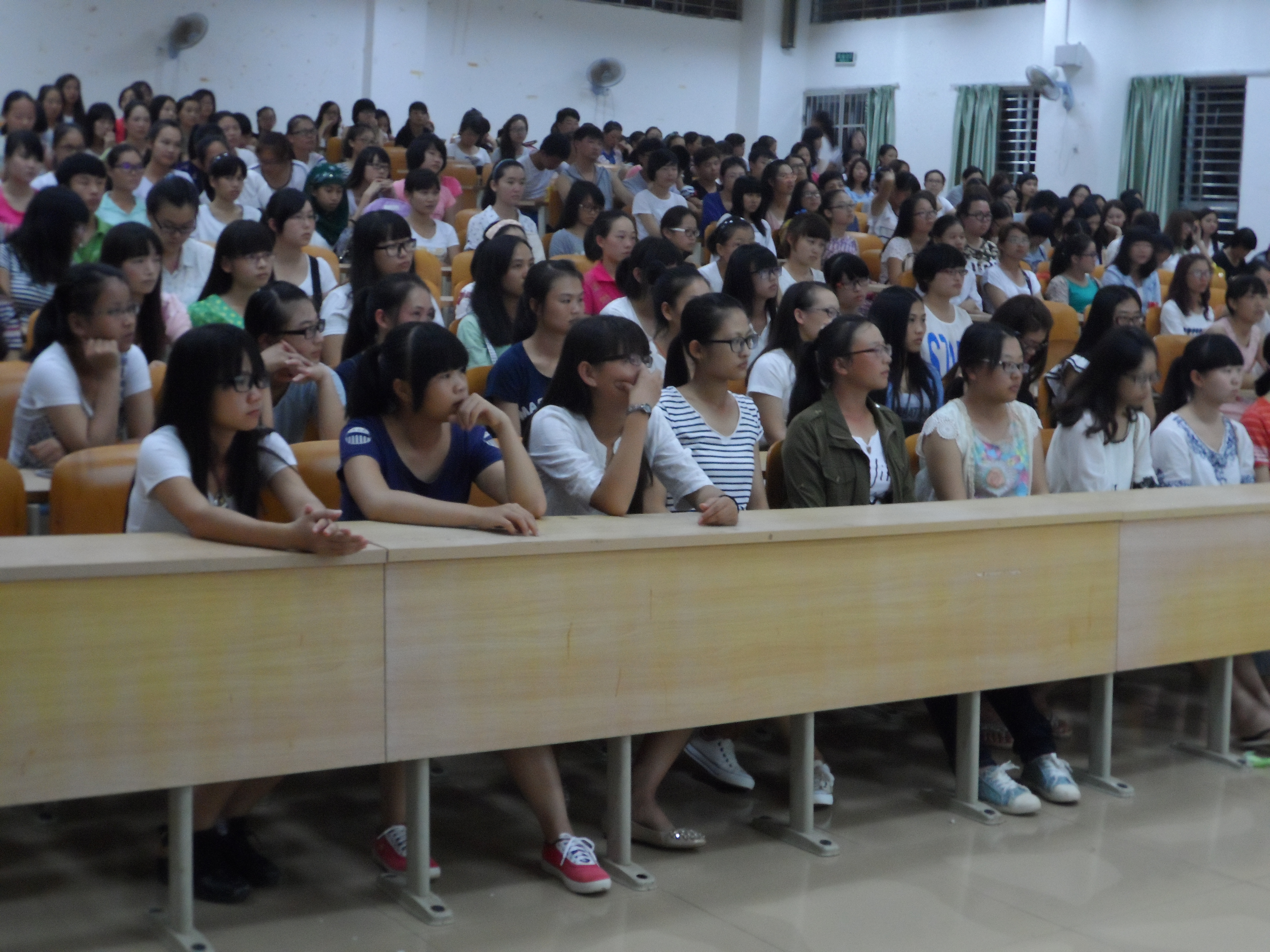 安全隐患随处在，谨慎小心防意外――记教育科学学院新生安全教育座谈会