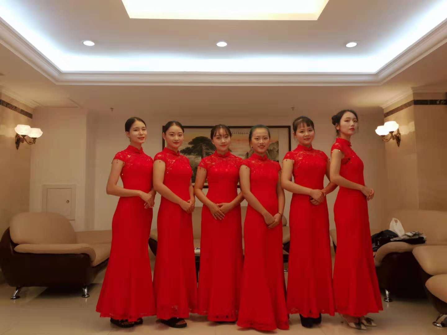 青年之声・音乐学院礼仪队参加在海口举办的全国脱贫攻坚先进事迹报告会