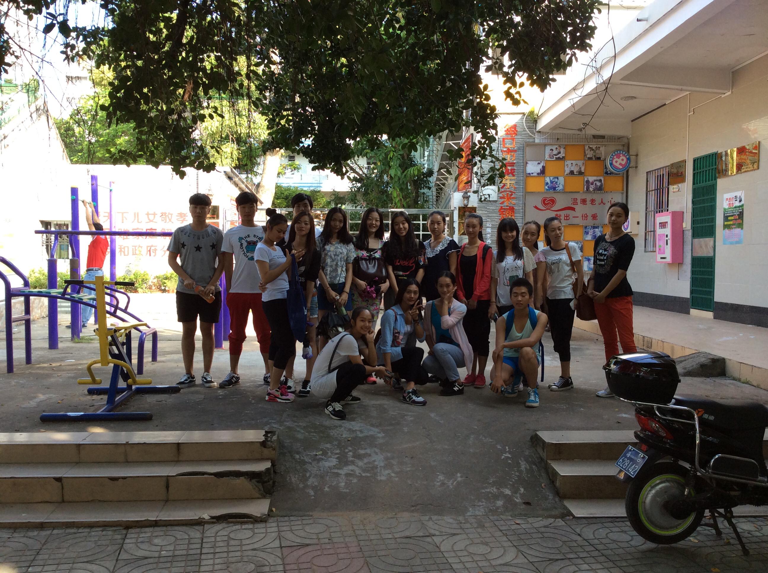 音乐学院2014级舞蹈班团支部走进振东老年公寓