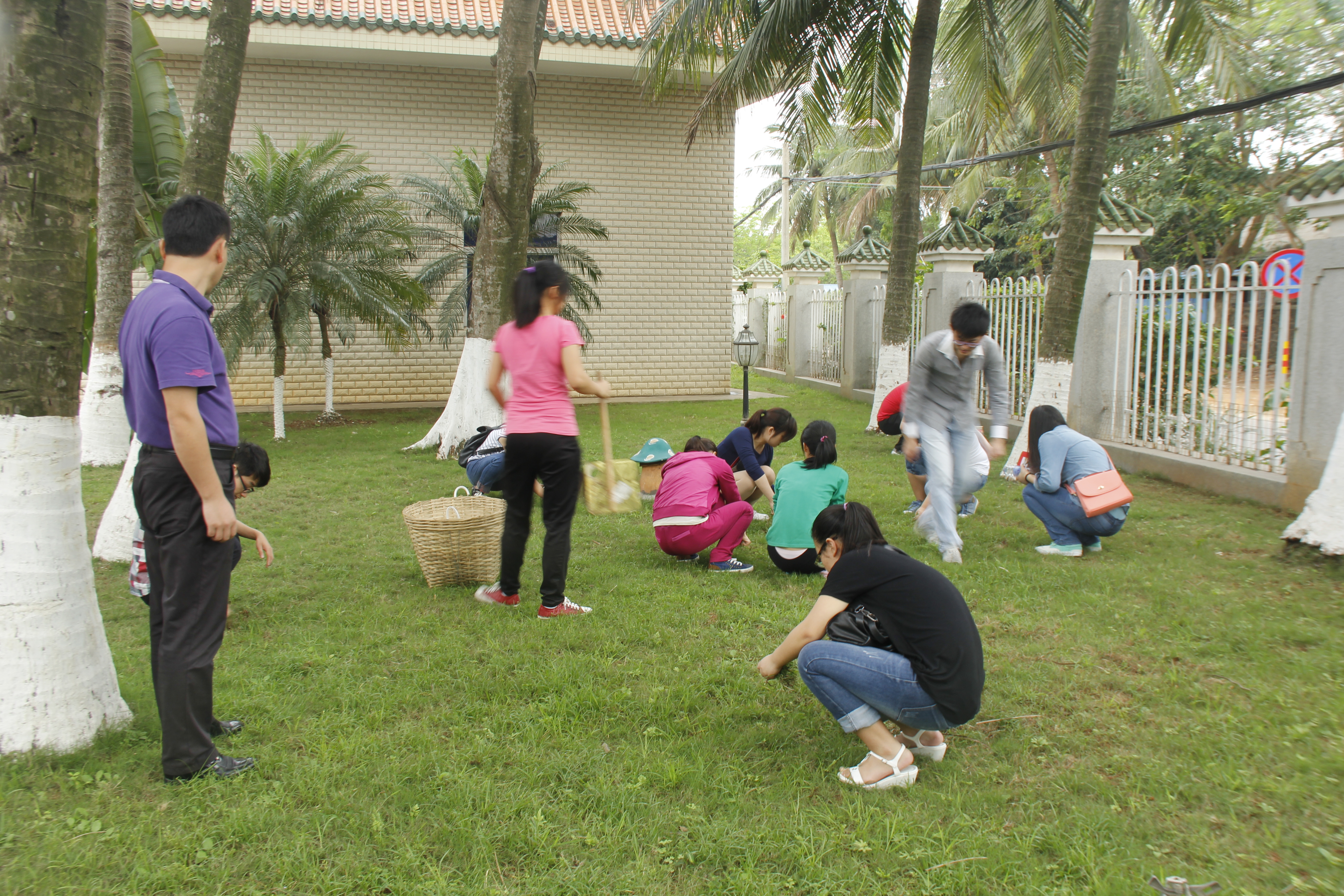“缅怀革命先烈，弘扬烈士遗志”―记地理与旅游学院学生党员清明节烈士纪念亭扫墓活动