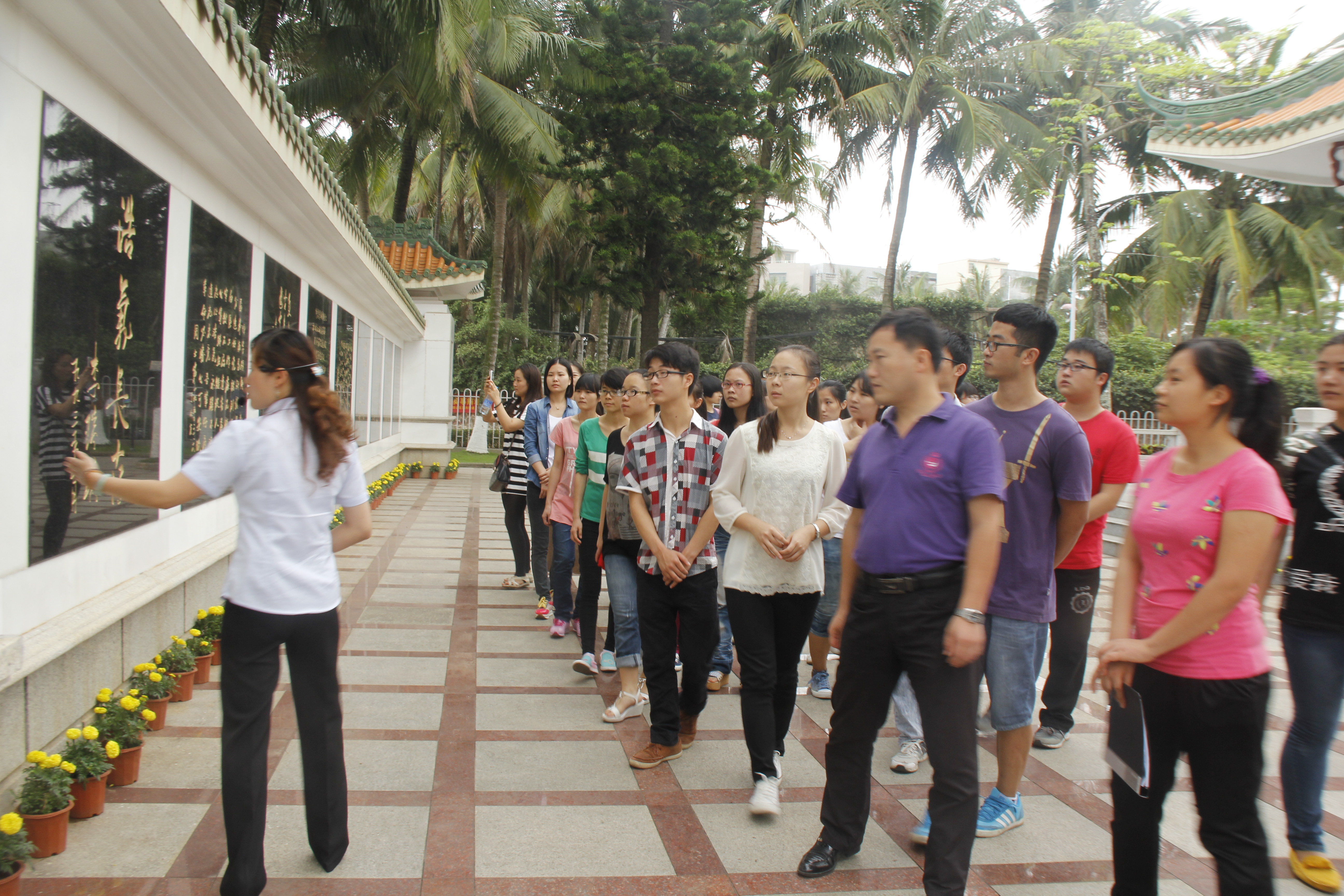 “缅怀革命先烈，弘扬烈士遗志”―记地理与旅游学院学生党员清明节烈士纪念亭扫墓活动