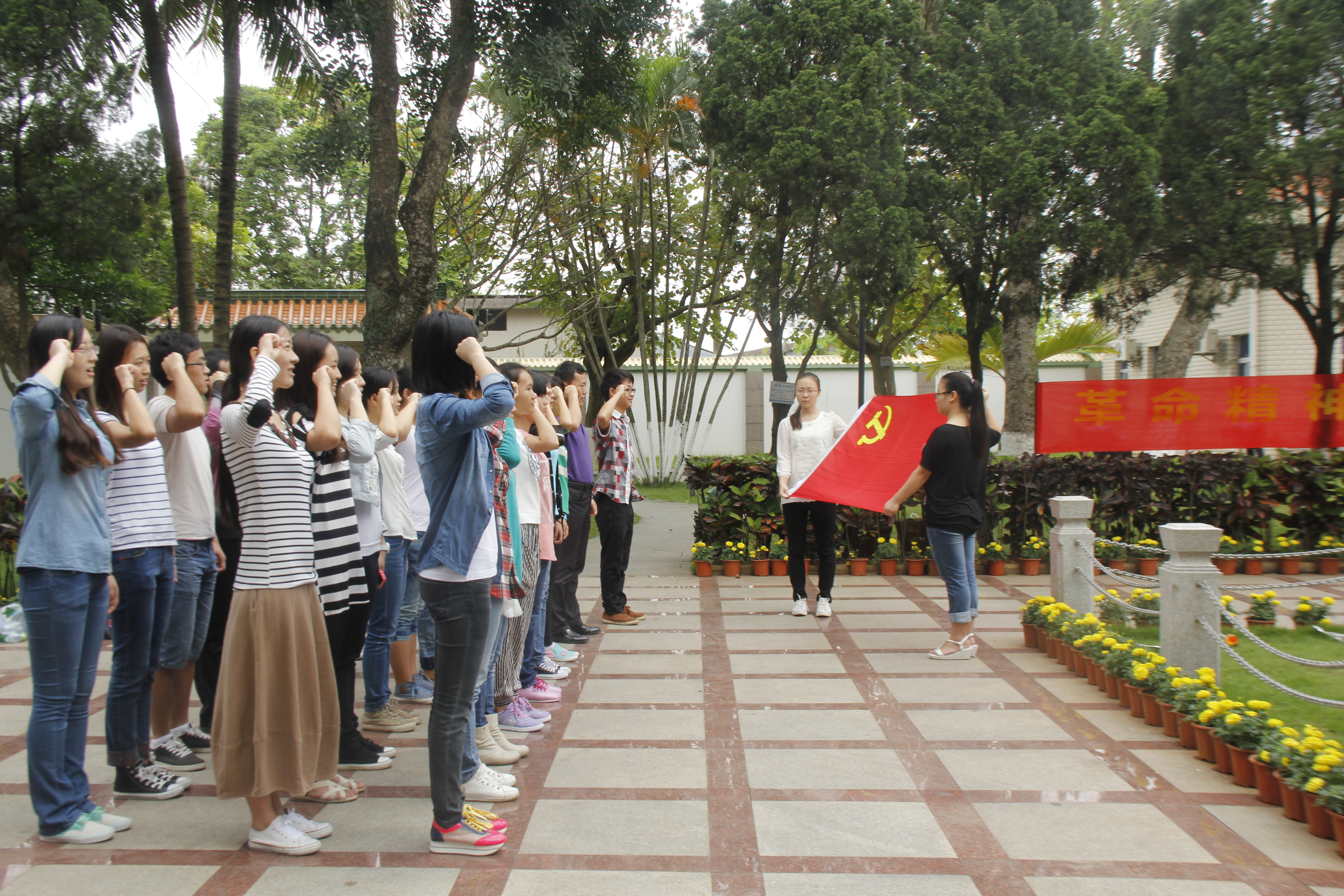 “缅怀革命先烈，弘扬烈士遗志”―记地理与旅游学院学生党员清明节烈士纪念亭扫墓活动