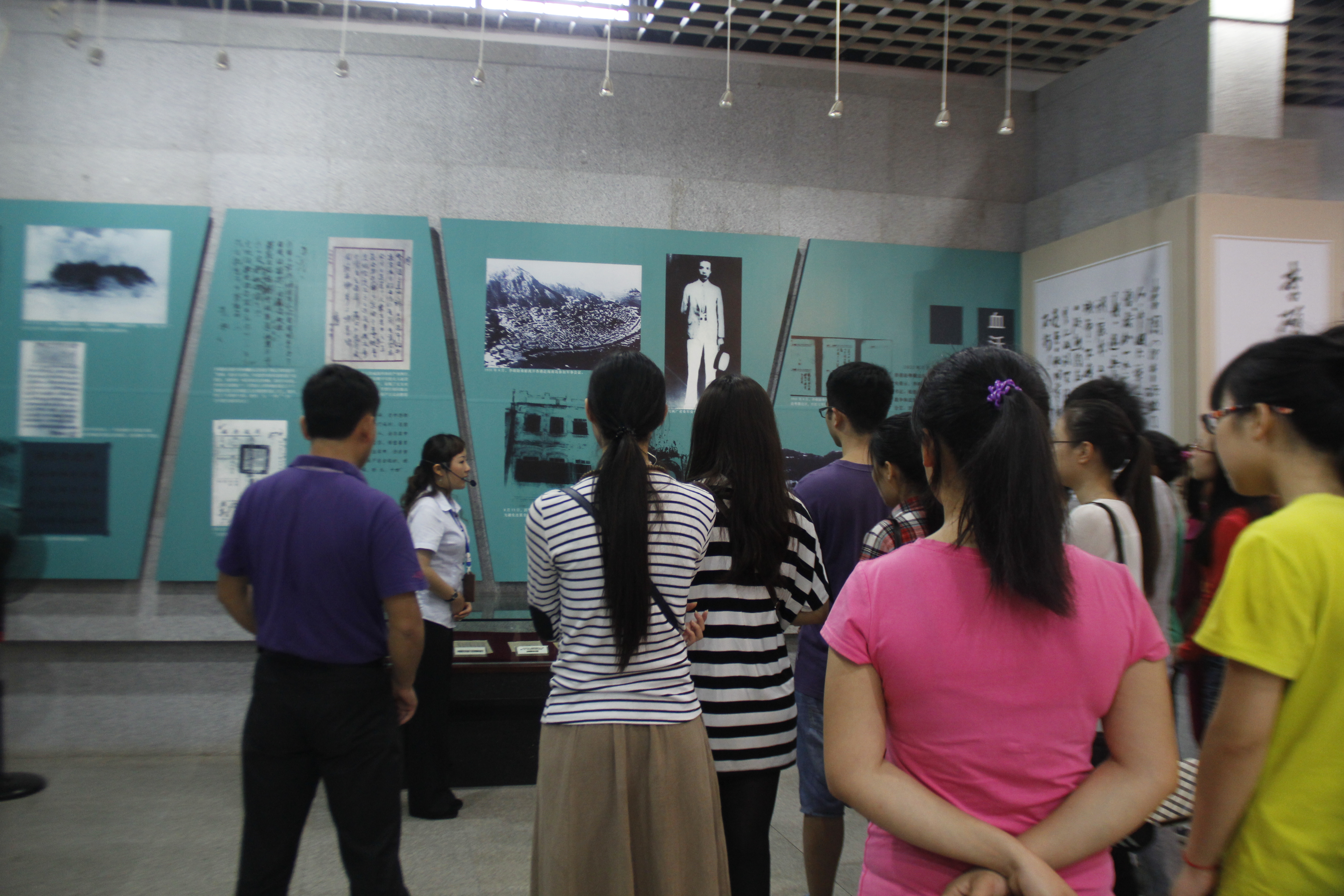 “缅怀革命先烈，弘扬烈士遗志”―记地理与旅游学院学生党员清明节烈士纪念亭扫墓活动