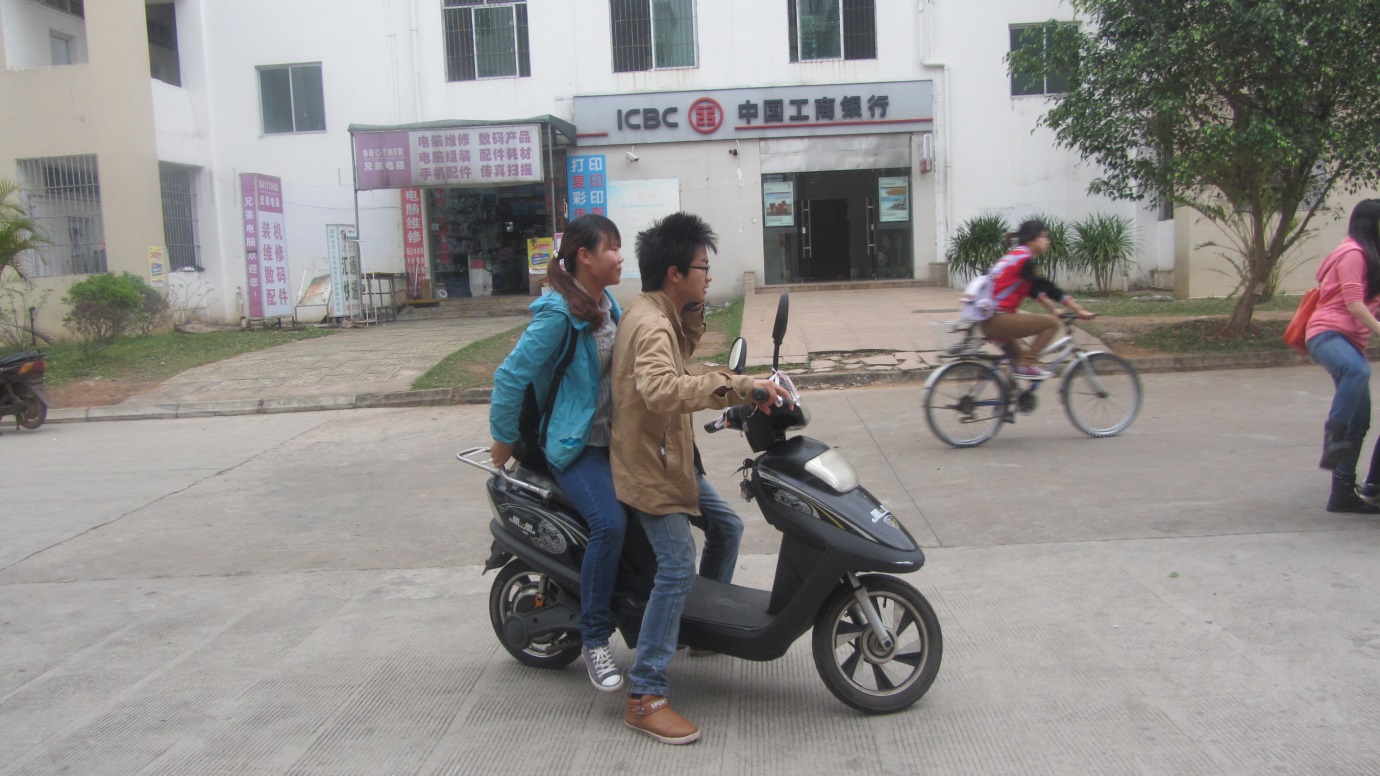 让我送你去上课――记教育科学学院3.7女生节服务活动