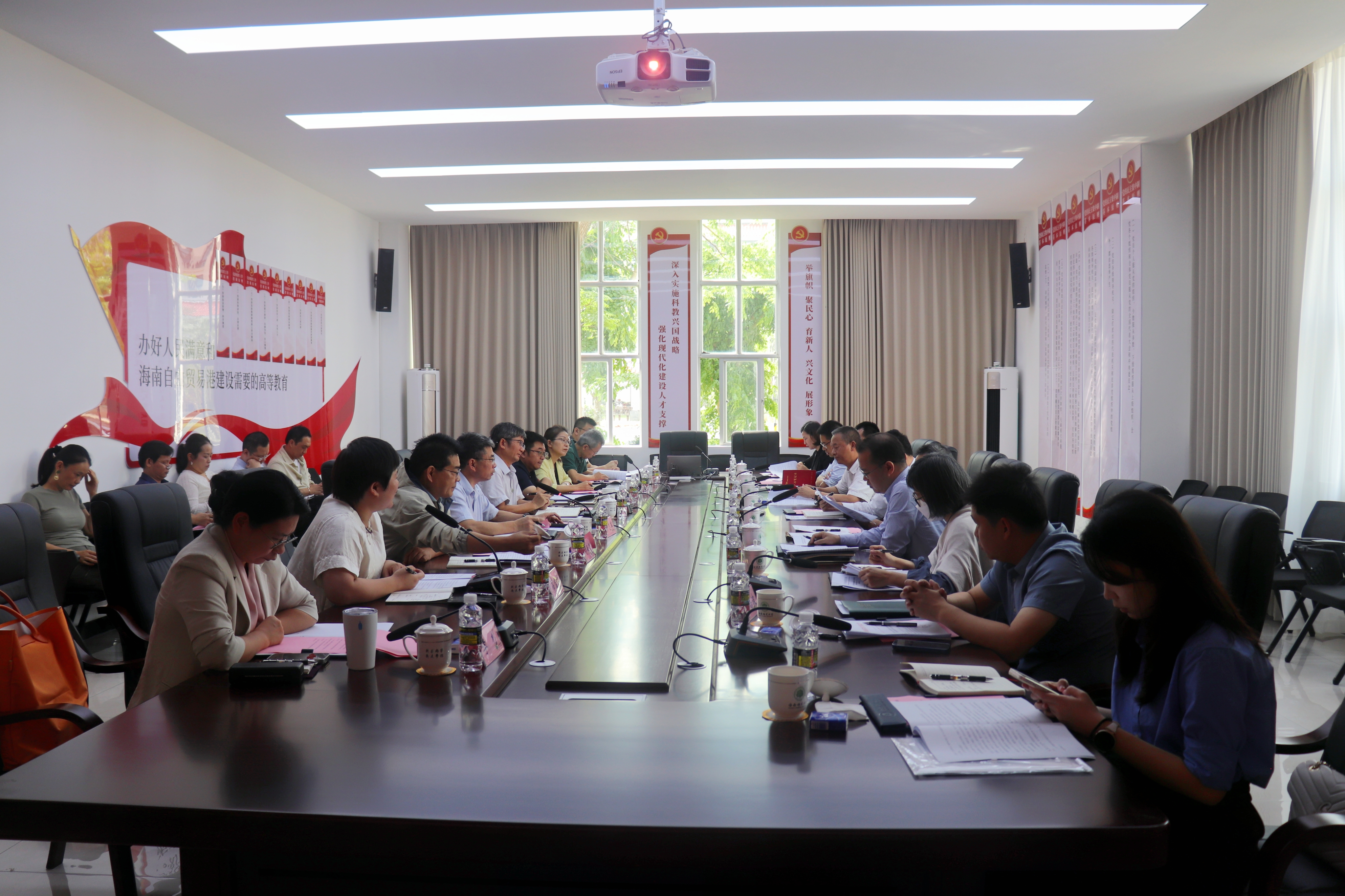 省委宣传部与我校召开部校共建新闻传播与影视学院院务委员会（扩大）座谈会