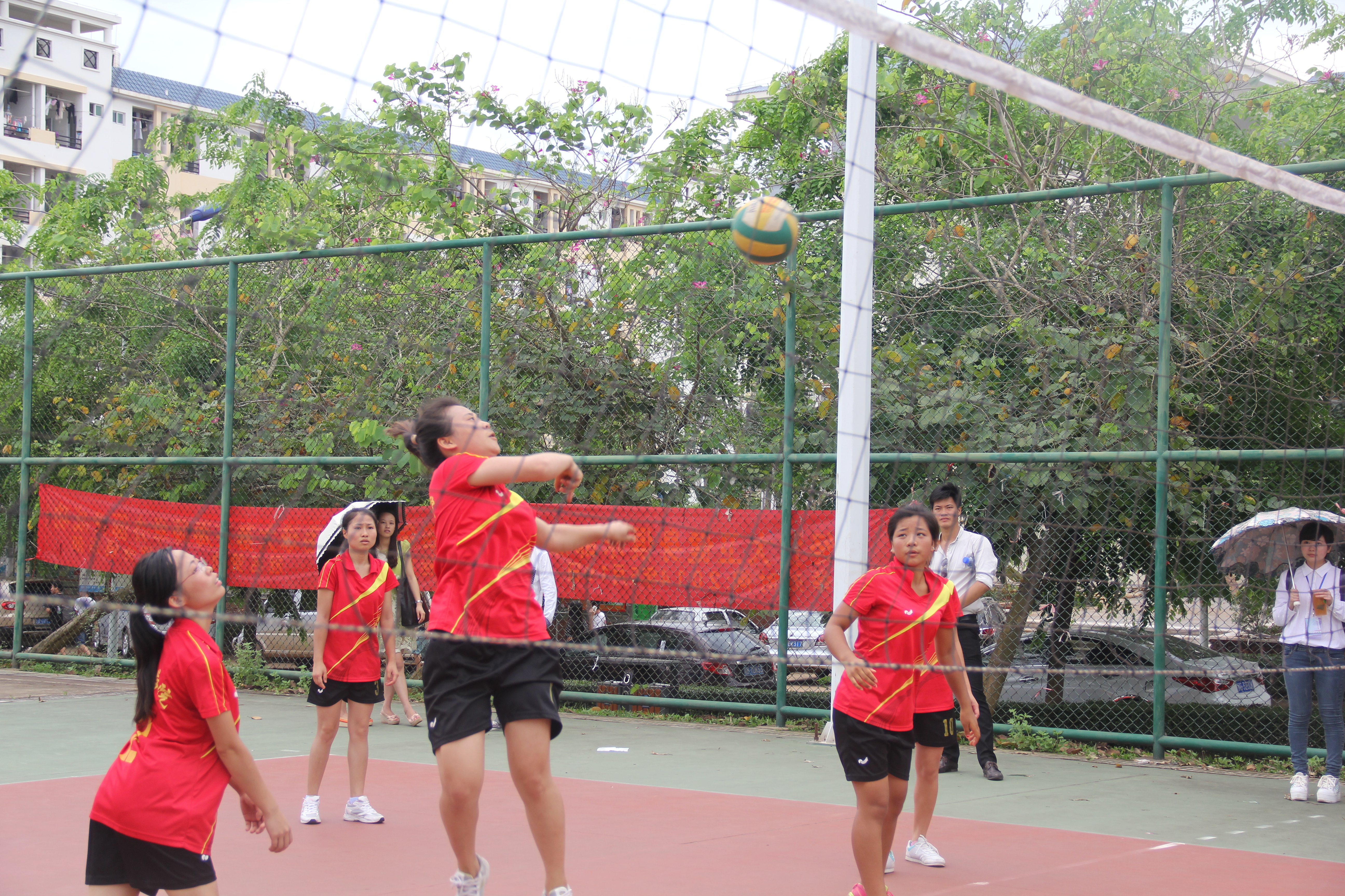 快乐排球 展我风采――记地理与旅游学院校“欢送杯”女排决赛夺冠