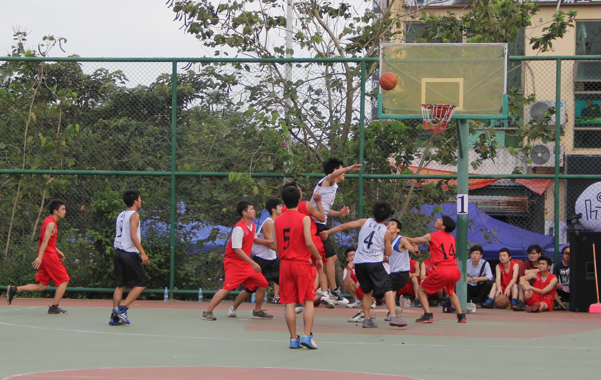 一场阳光下的战斗――记文学院男篮女排小组赛