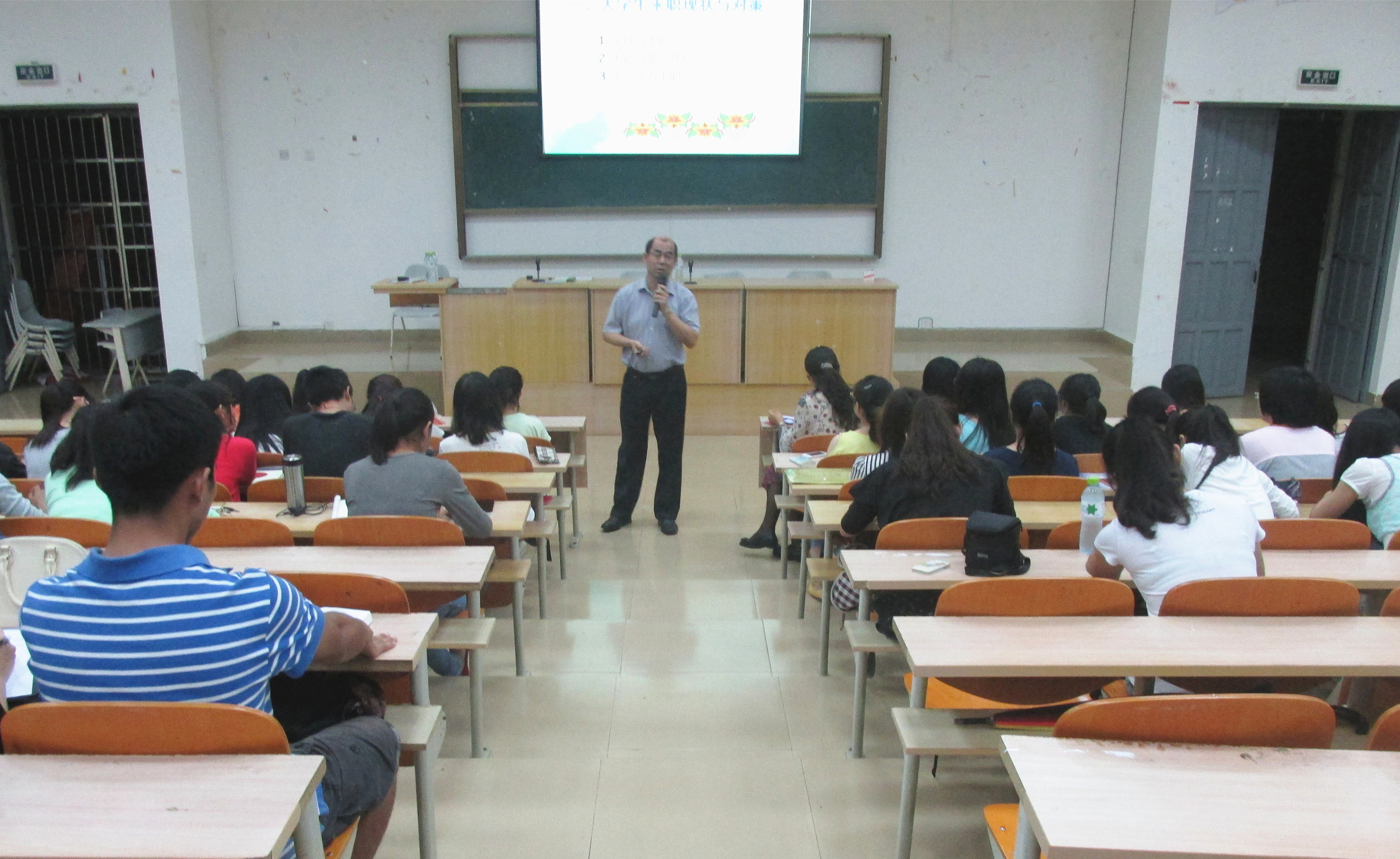 学会敲开职场大门――记文学院就业指导讲座