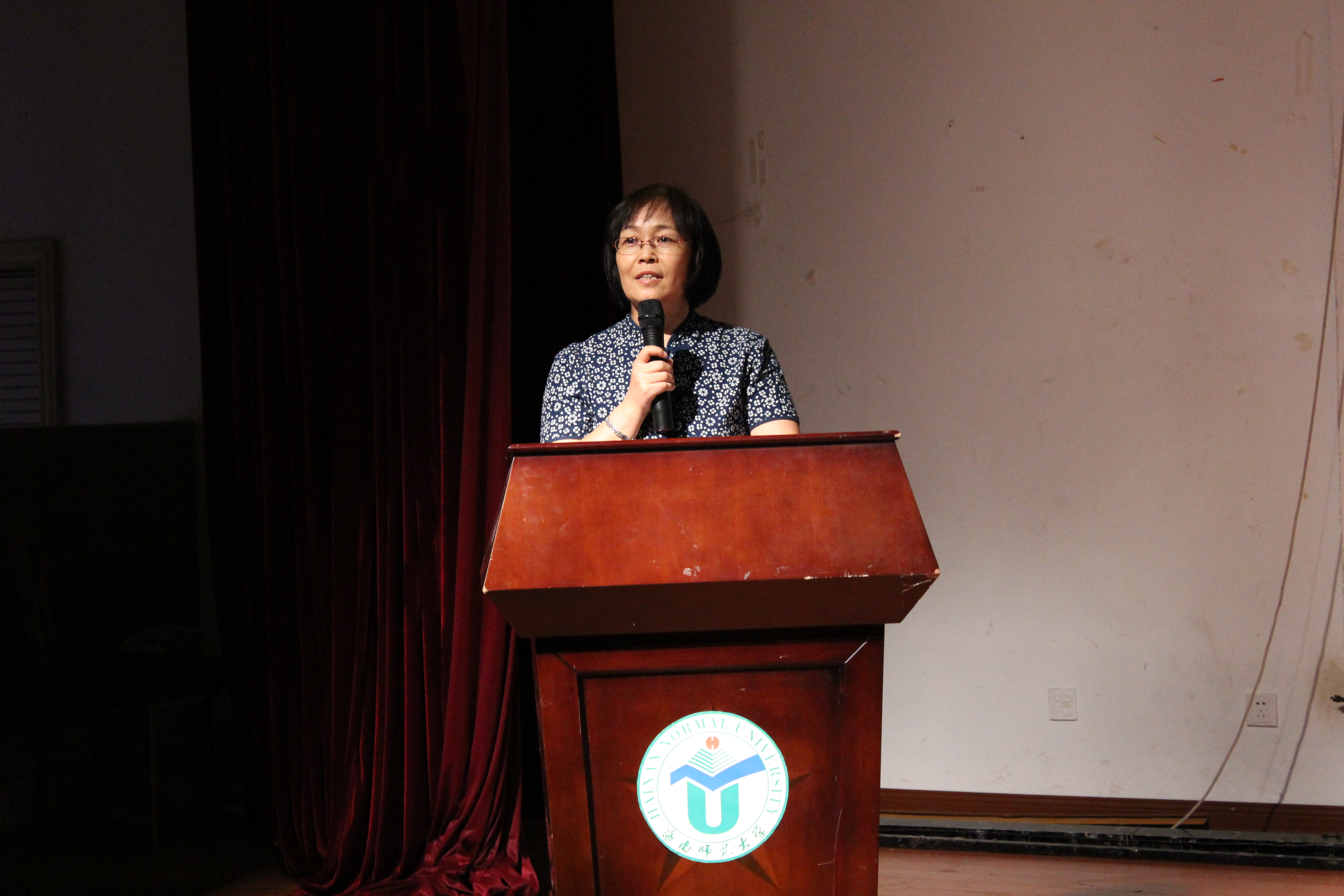 外国语学院召开2014级新生开学典礼