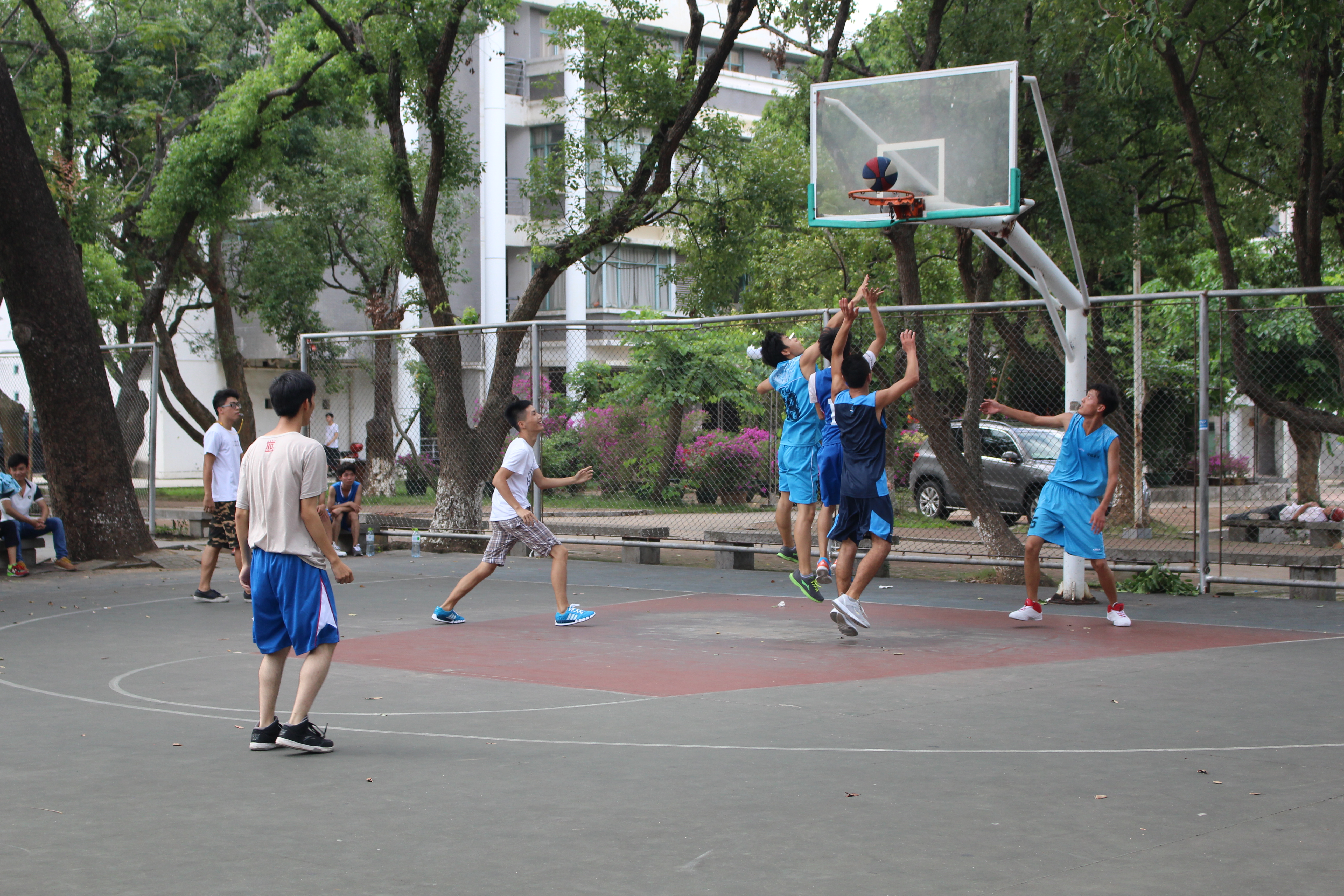 群雄角逐，谁主篮坛――――记美院开展“三走”主题系列活动之迎新杯篮球“友谊赛”