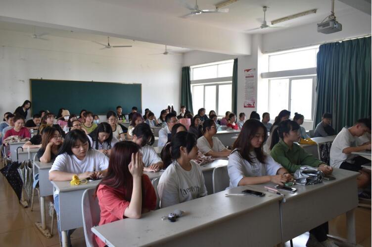 青年之声・以梦为马，不负韶华――青年之声教育学院毕业生大会