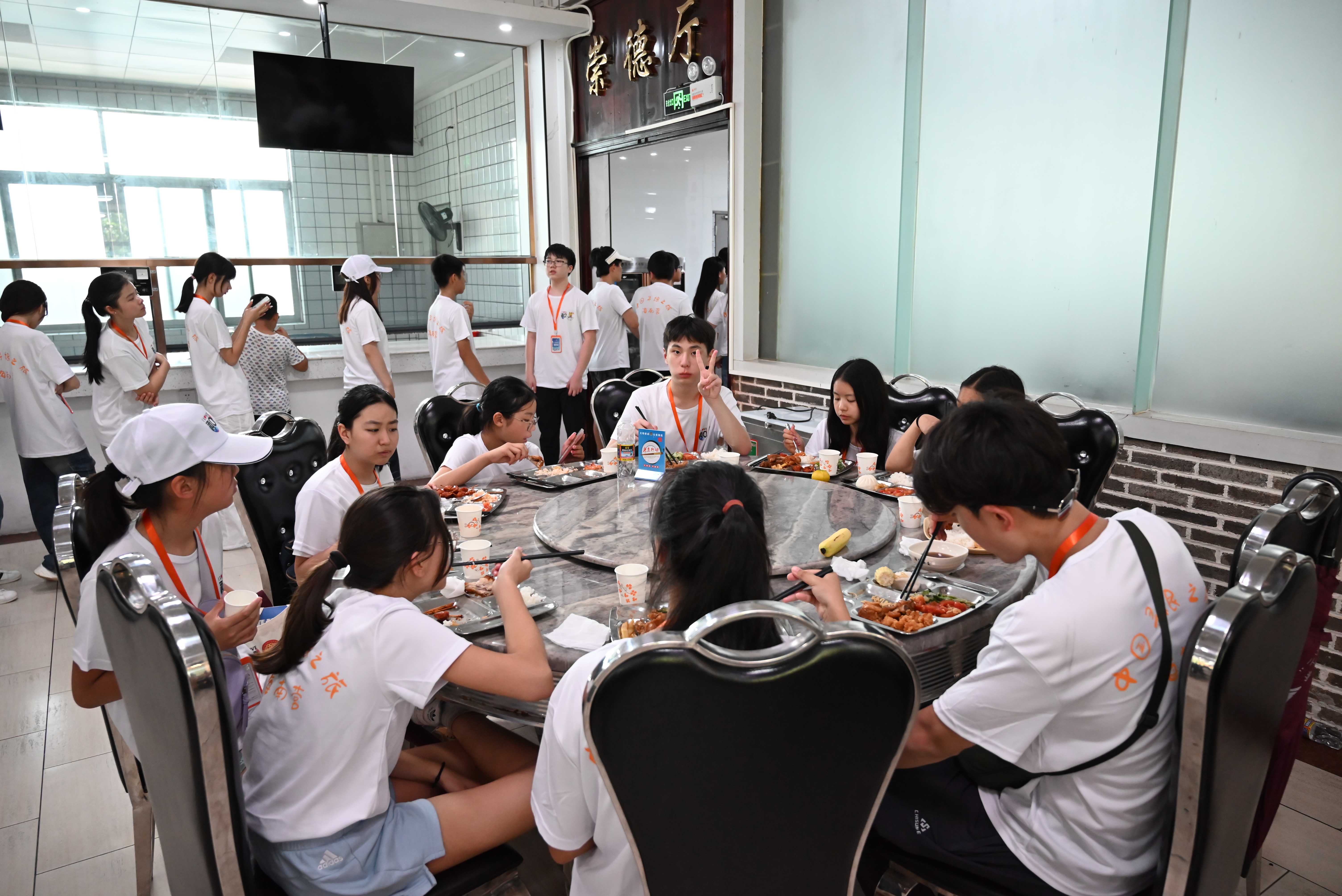 2024年“中国寻根之旅・圆梦自贸港”夏季研学活动在我校开营