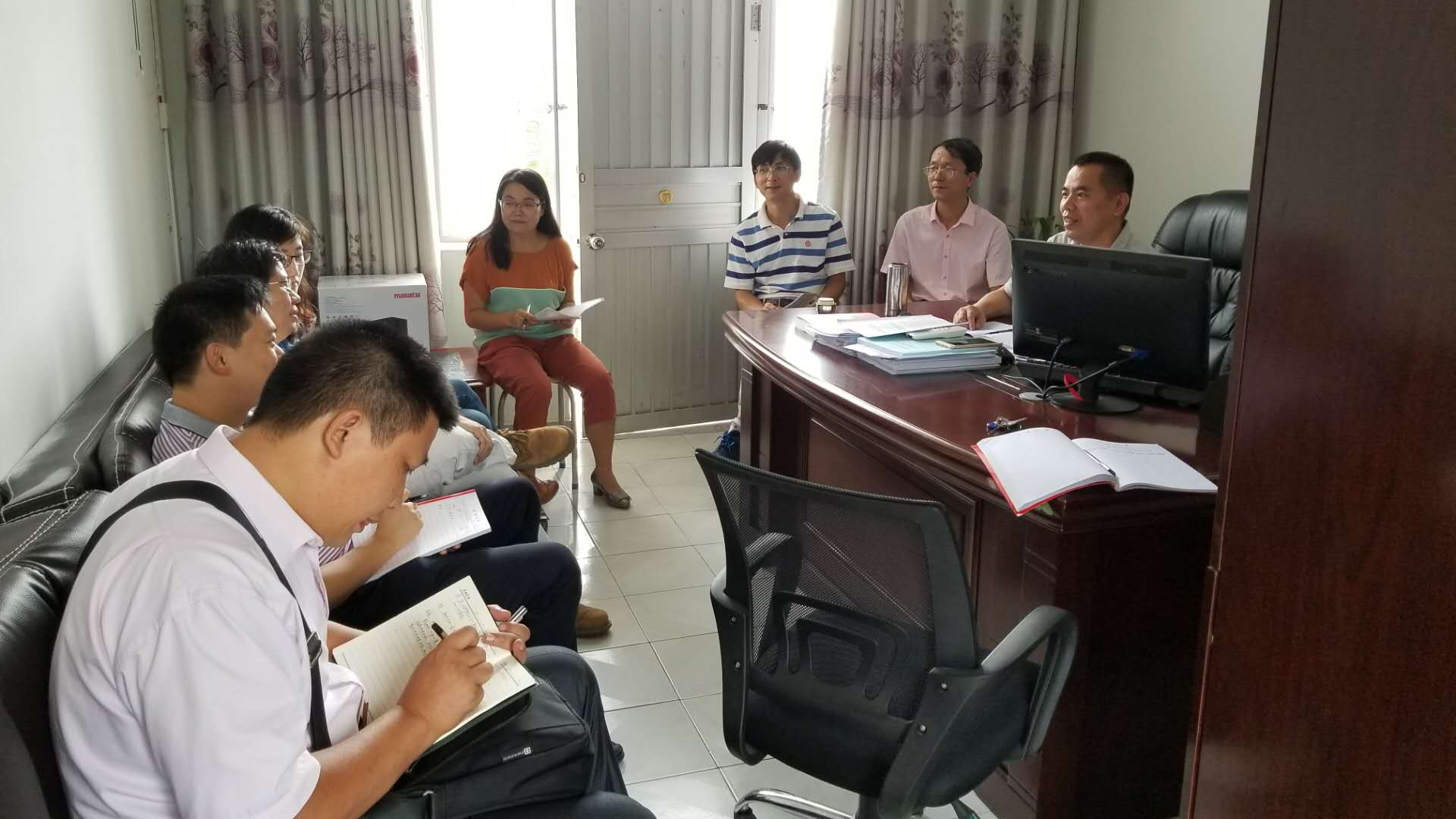 我院党委组织全体干部群众收看党的十九大开幕式